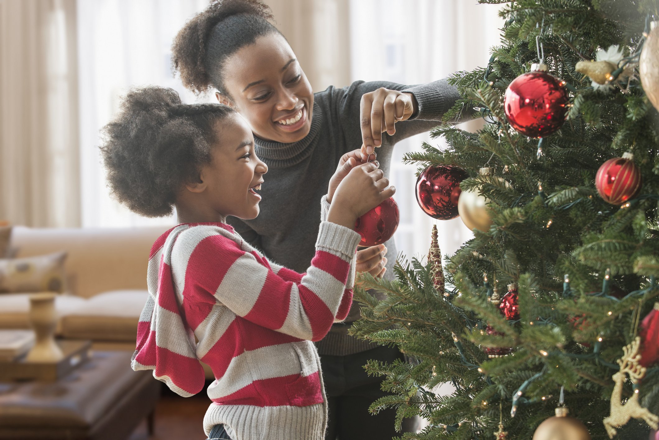 Mutter und Tochter schmücken den Weihnachtsbaum I Quelle: Getty Images