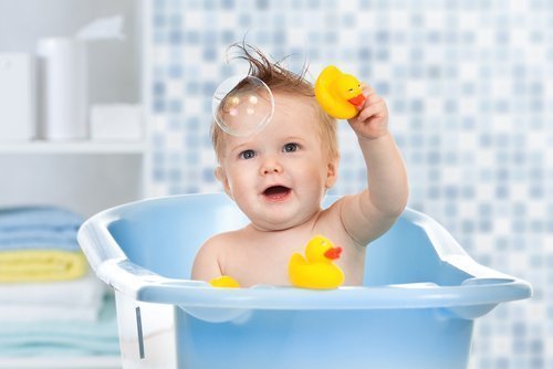 Baby playing in the bath. | Photo: Shutterstock