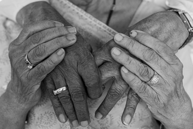 Deux mains entrelacées. | Photo : Unsplash