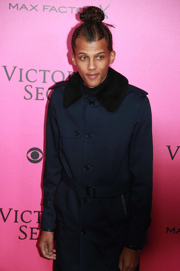 Stromae aka Paul van Haver arrive au Victoria's Secret Fashion Show 2016 qui s'est tenue au Grand Palais le 30 novembre 2016 à Paris, France. | Photo : Getty Images Stromae aka Paul van Haver arrive au Victoria's Secret Fashion Show 2016 qui s'est tenue au Grand Palais le 30 novembre 2016 à Paris, France. | Photo : Getty Images