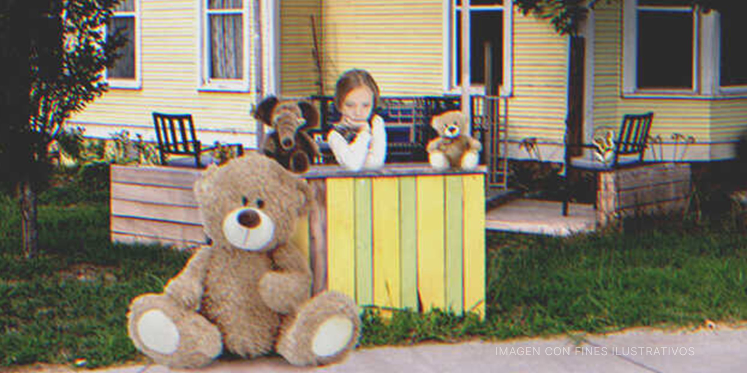 Una niña vendiendo sus juguetes en el jardín de su casa. | Foto: Shutterstock