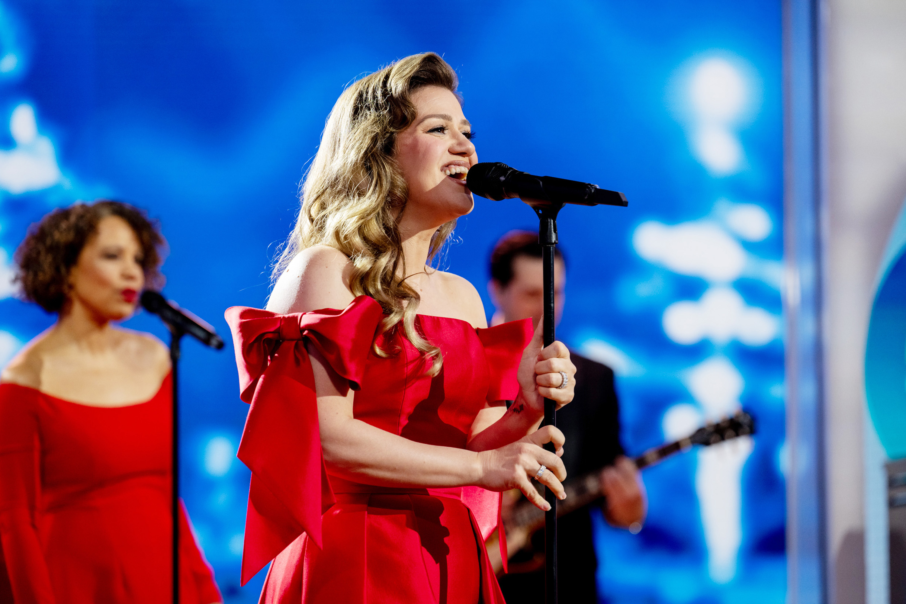 Kelly Clarkson performing on "TODAY" on December 9, 2024. | Source: Getty Images