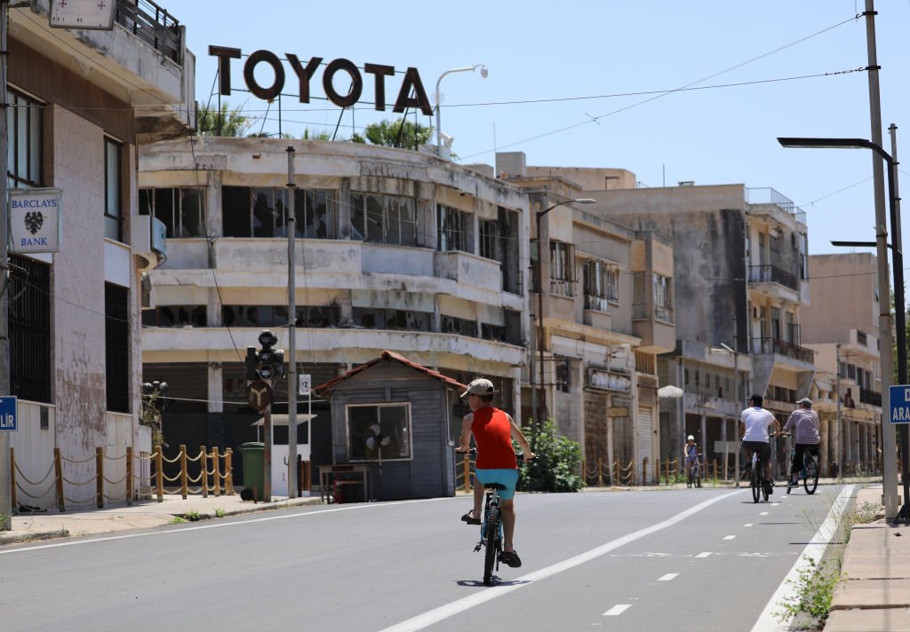 Un enfant qui fait du vélo sur une route déserte. | Photo : Getty Images