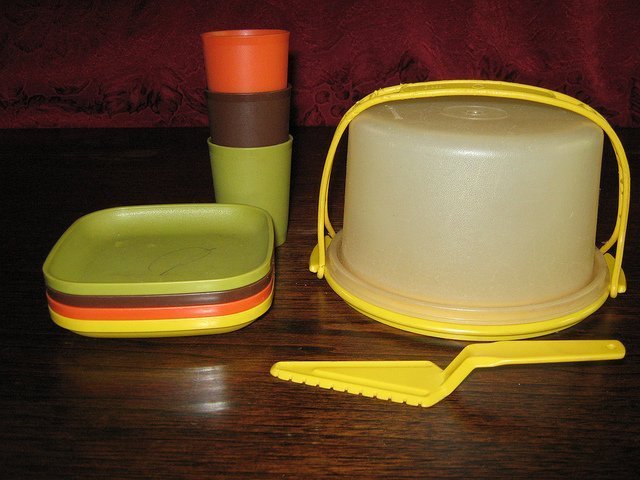 A set of Tupperware. | Source: Flickr