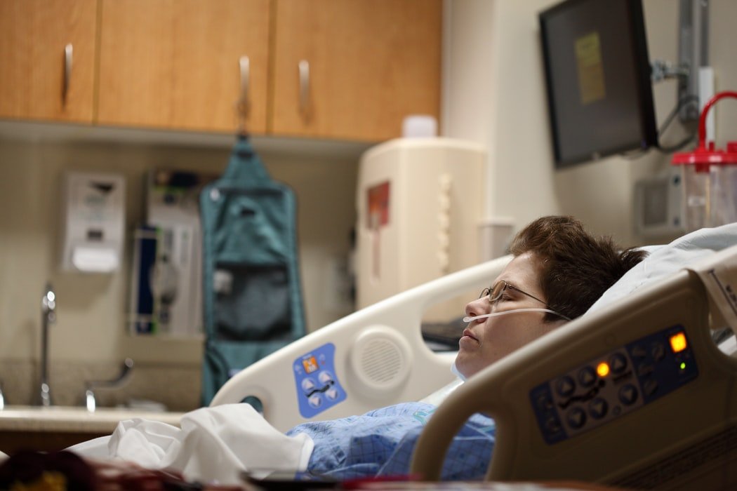 Una persona acostada en una cama de hospital. | Foto: Pexels