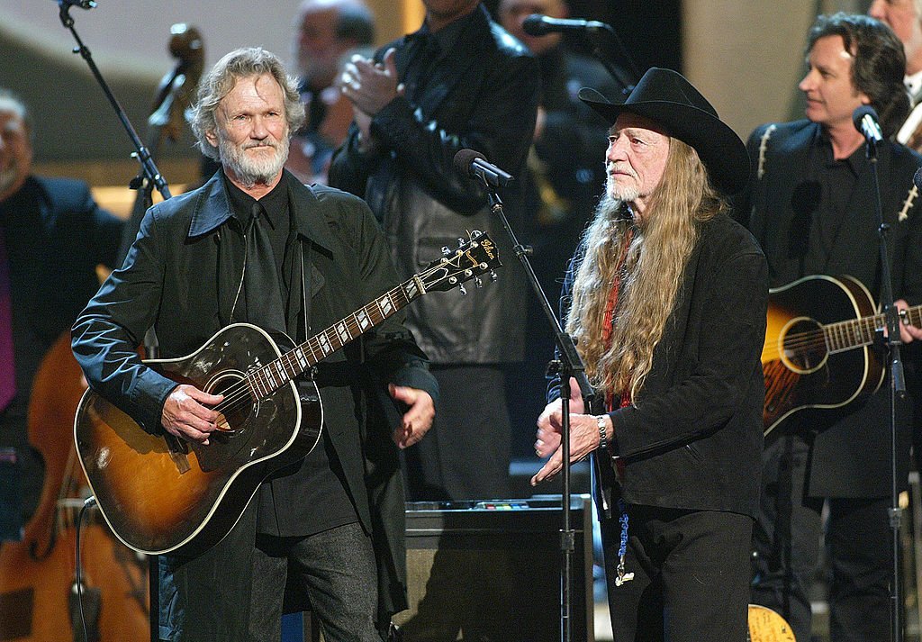 Kris Kristofferson and Willie Nelson on stage together for a Johnny Cash tribute at the 37th Annual CMA Awards at the Ole Opry House in Texas in 2003 | Photo: Getty Images