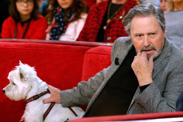 L'acteur Victor Lanoux, ici avec son chien Babette, présente son livre "Deux heures a tuer au bord de la piscine" . | Photo : Getty Images.
