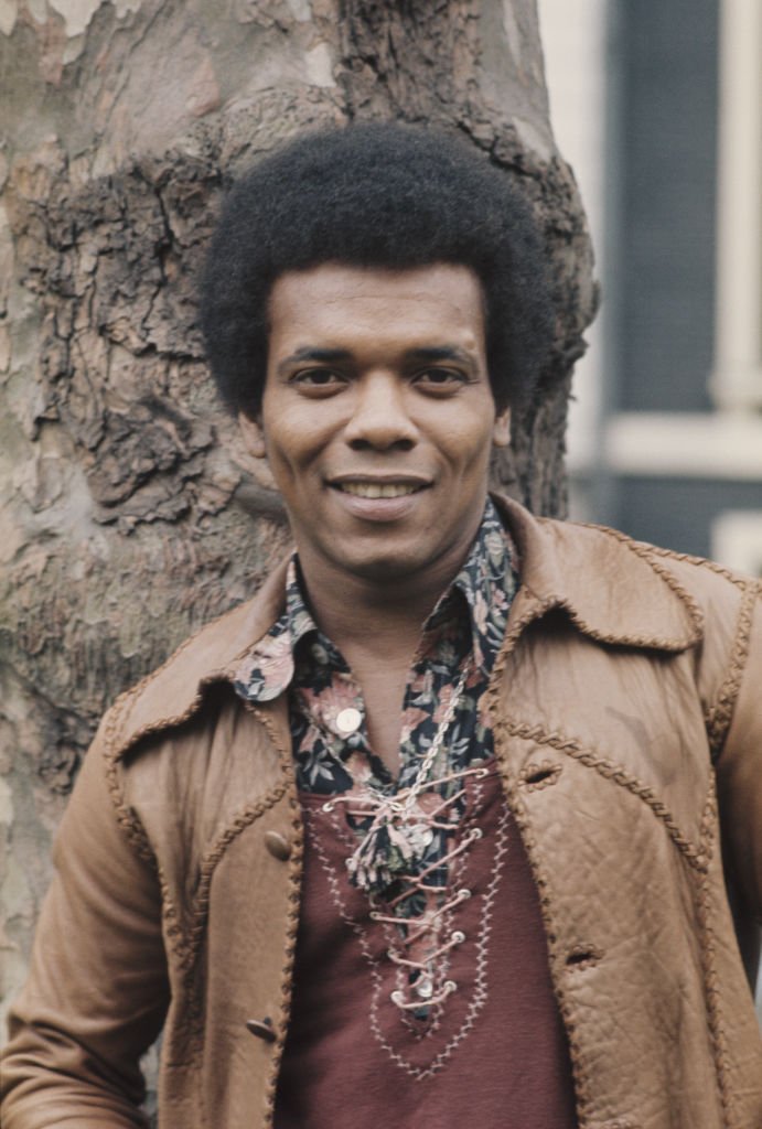 L'auteur-compositeur-interprète reggae américain Johnny Nash a posé avec une veste en cuir à Londres en juillet 1975. | Photo : Getty Images