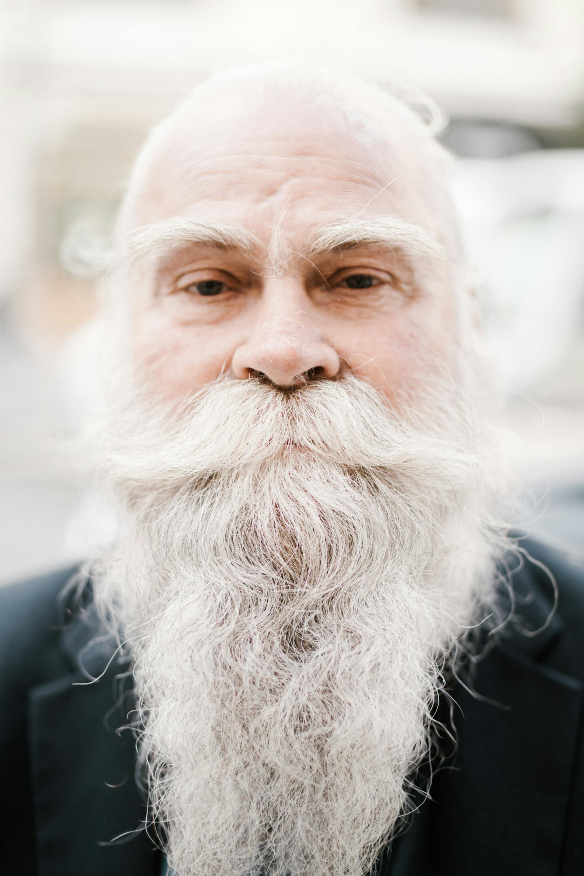 A serious-looking older man | Source: Pexels