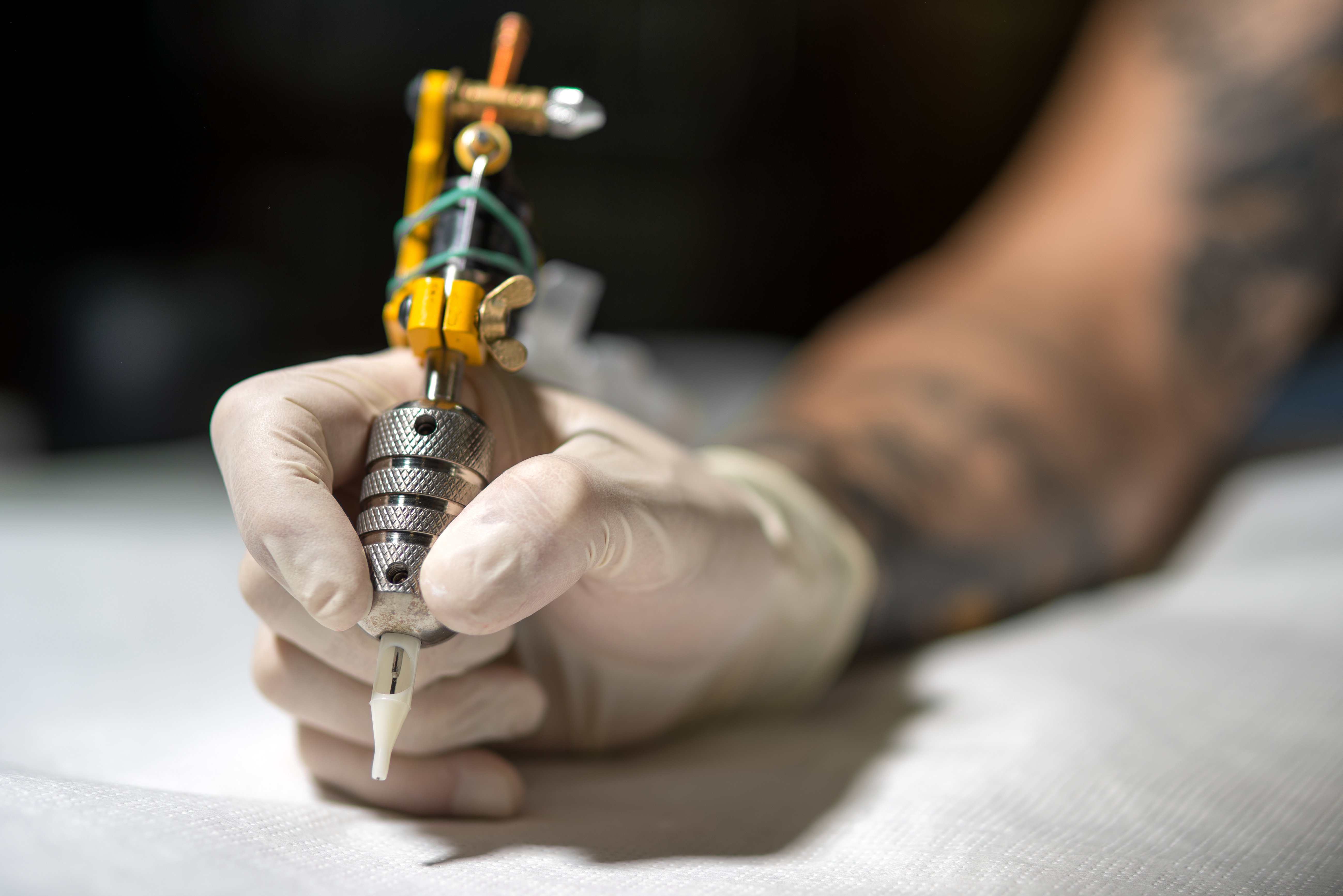 Mano sosteniendo una máquina de tatuajes. | Foto: Shutterstock