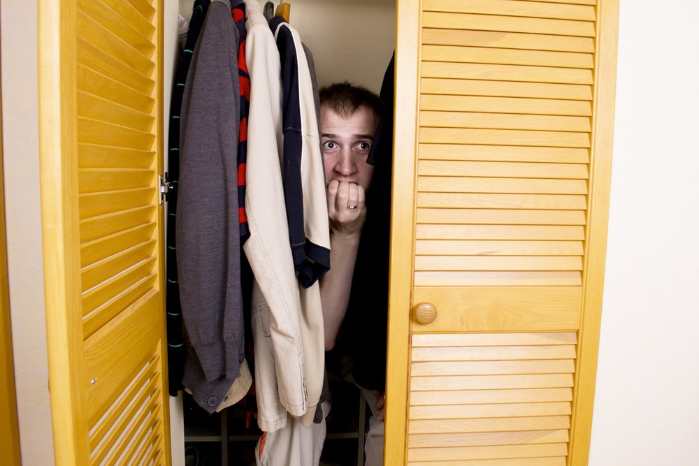 Un homme caché dans le placard. | Shutterstock