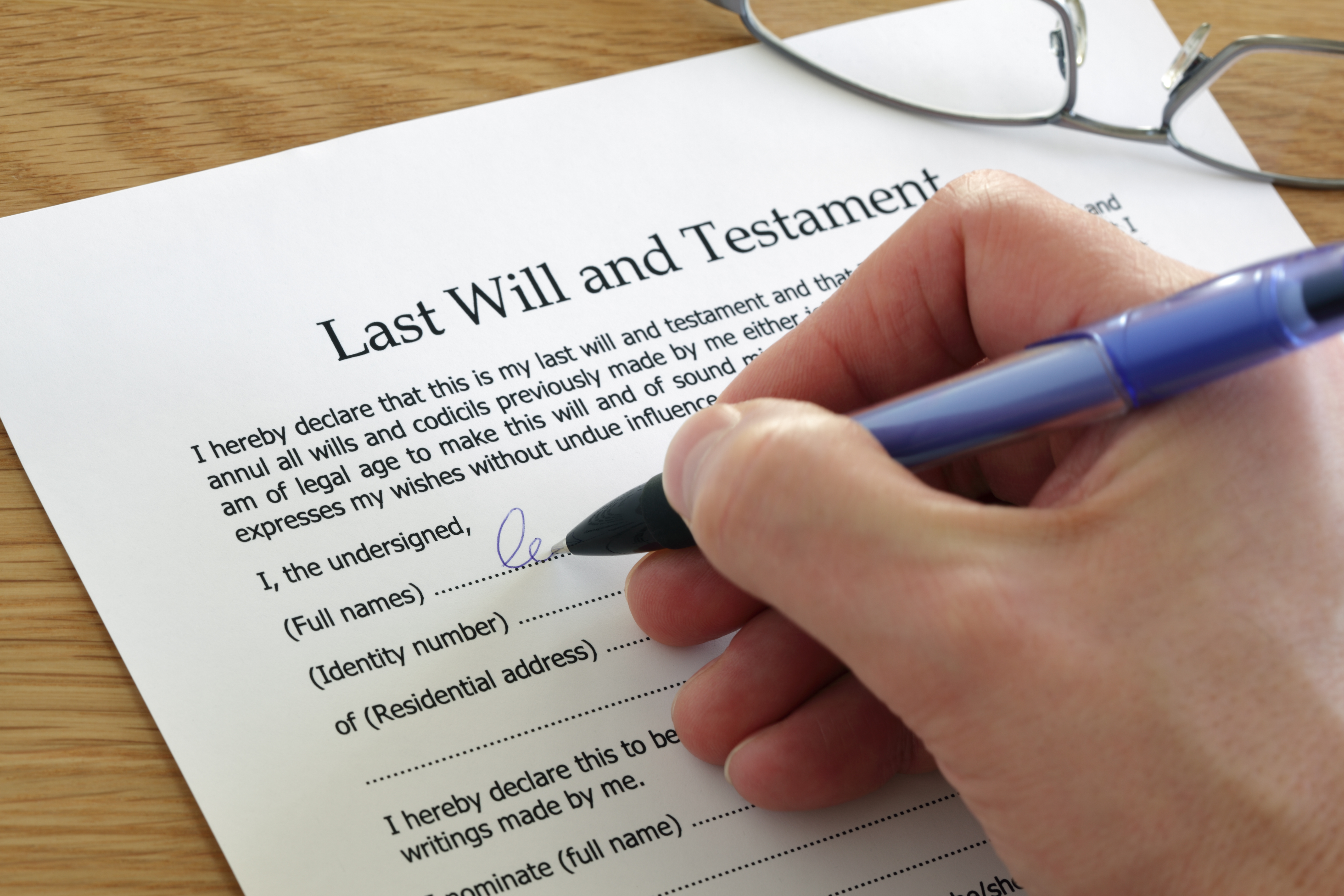 A person signing their last will | Source: Shutterstock