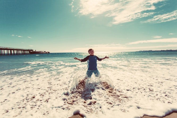 Un petit garçon dansant sur l'eau. | Photo : Unsplash