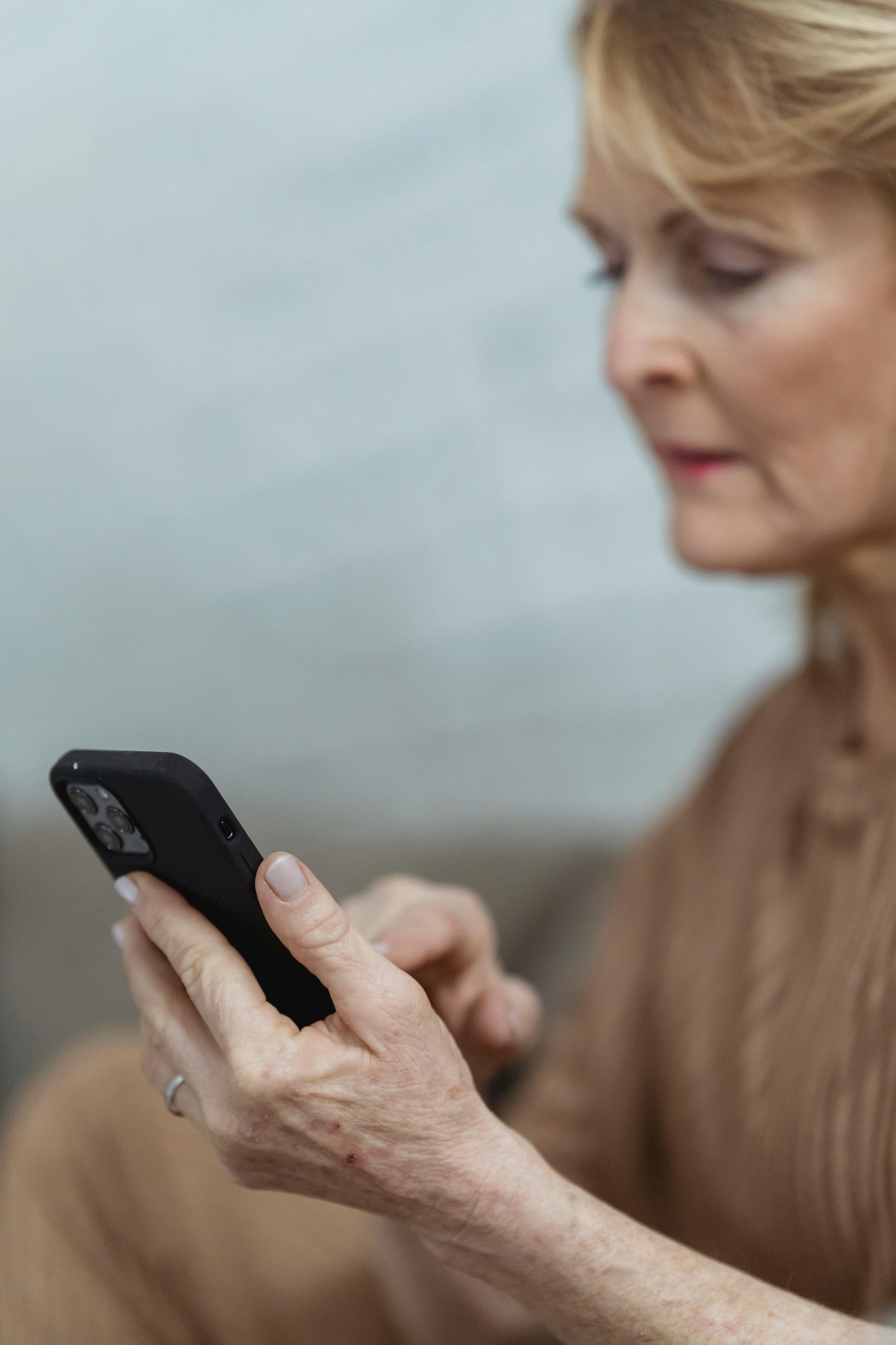 An older woman on call | Source: Pexels