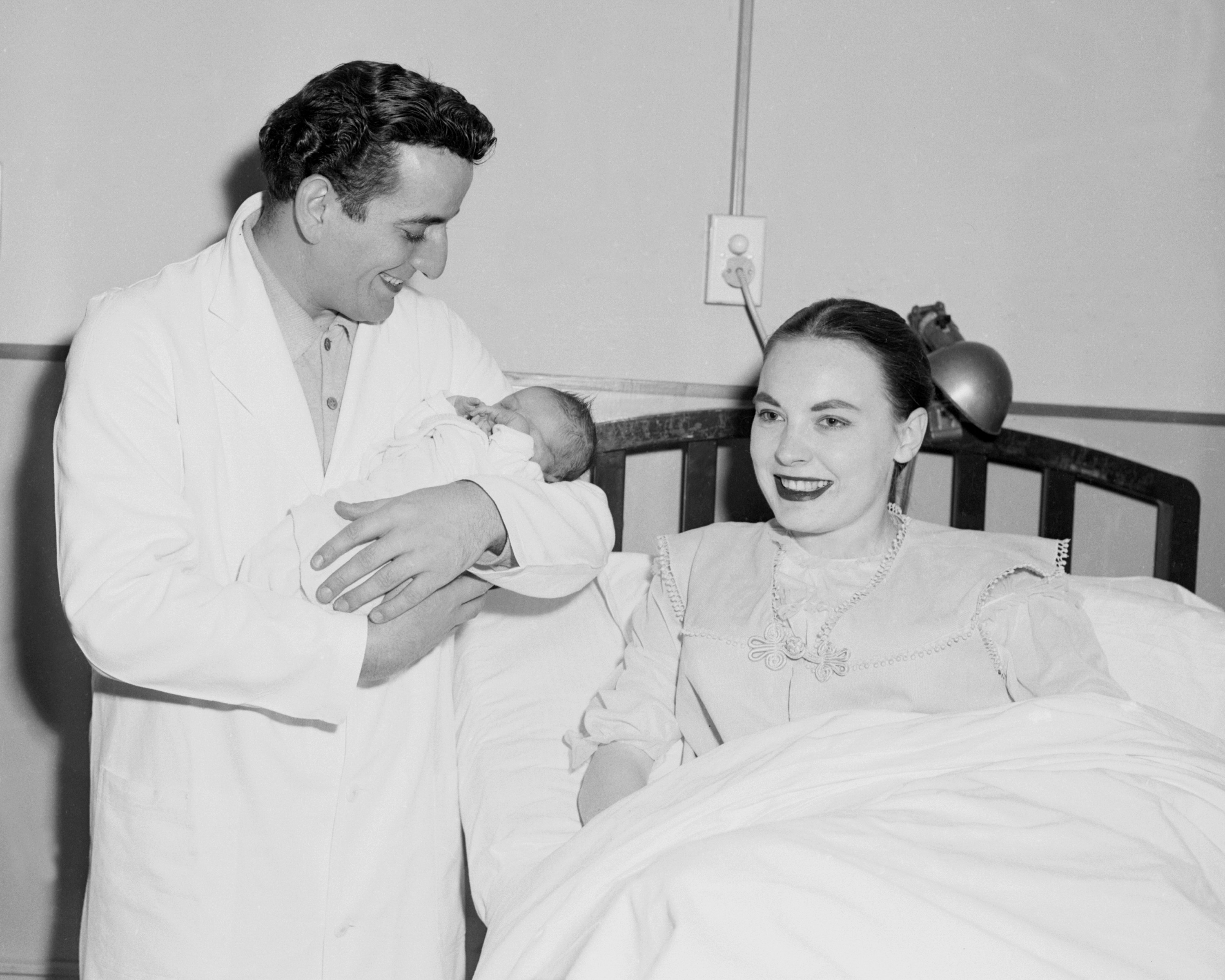 Tony Bennett with his son Danny and Patricia Beech at the Lebanon Hospital on February 3, 1954, in the Bronx, New York | Source: Getty Images