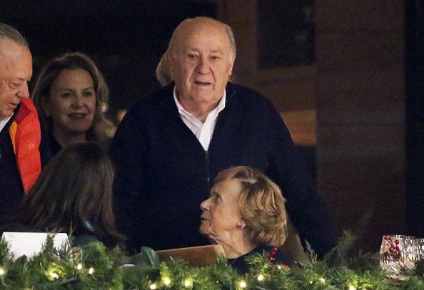 Amancio Ortega y Flora Pérez en el Concurso de Saltos de Caballos Casas Novas CSI el 7 de diciembre de 2018 en A Coruña, España. | Foto: Getty Images
