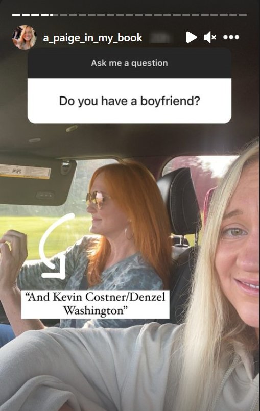 Ree Drummond and her daughter hosting an Instagram "Q&A" session during a road trip | Photo: Instagram/a_paige_in_my_book