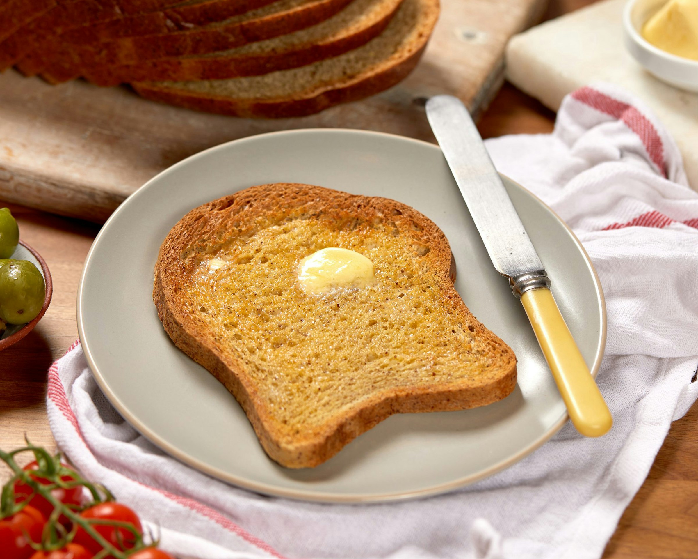 Buttered toast on a plate | Source: Unsplash