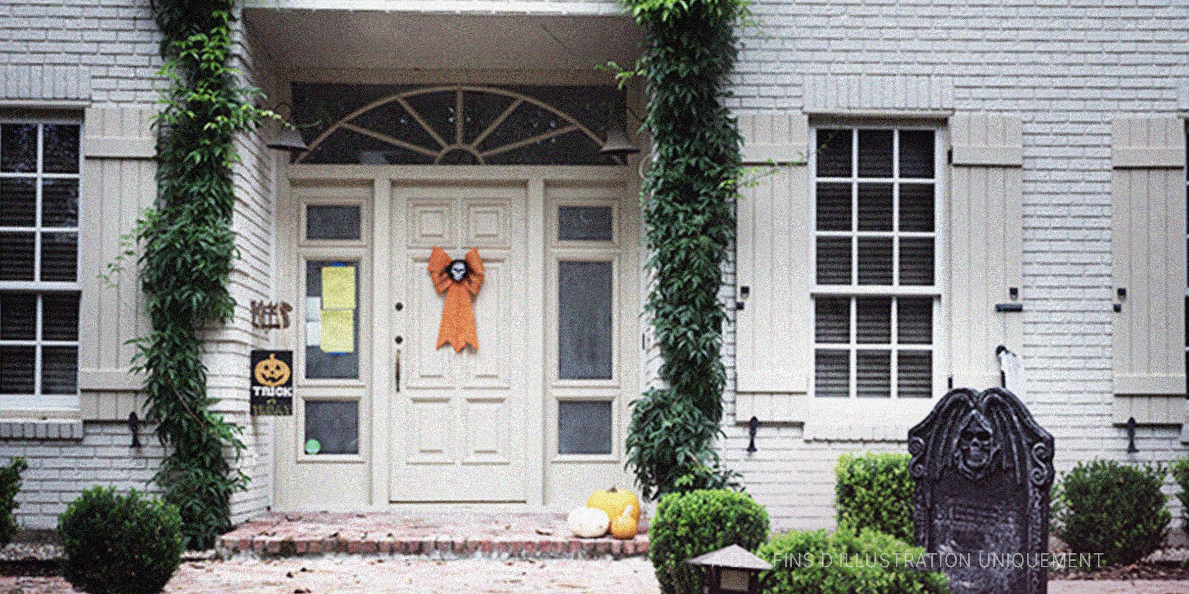 Une maison décorée pour Halloween | Photo : Shutterstock 