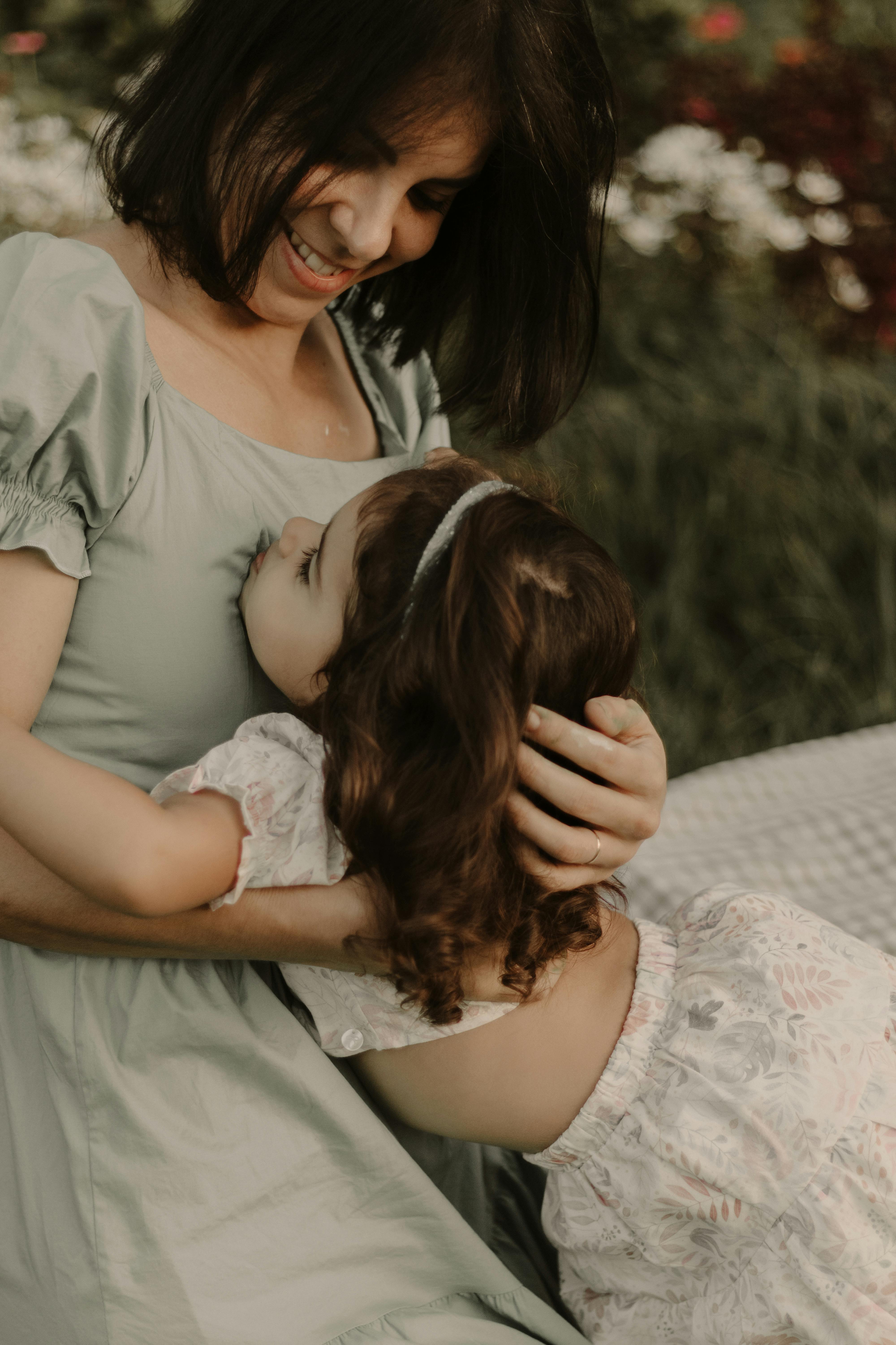 Mother and daughter bonding. | Source: Pexels