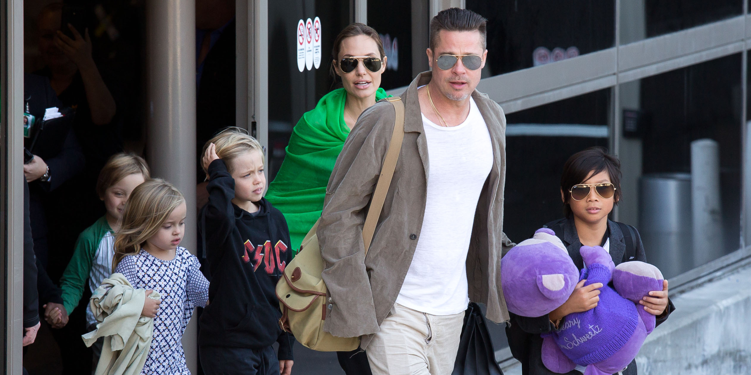 Brad Pitt and Angelina Jolie with their kids Pax, Shiloh, Vivienne, and Knox. | Source: Getty Images