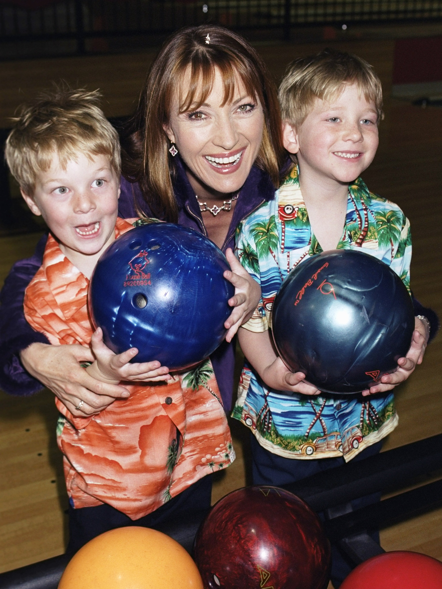 Jane Seymour, John and Kristopher Keach, at the third annual Bowling Ball at AMF Chelsea Piers on January 1, 2000 | Source: Getty Images