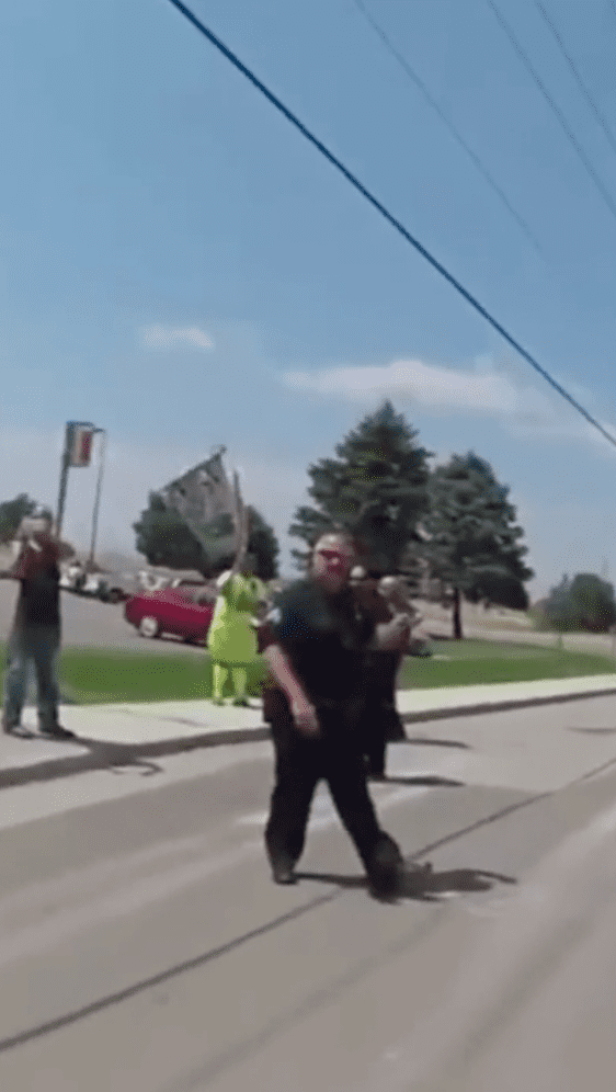 Policemen outside building | Photo: Reddit/unnaturalorder