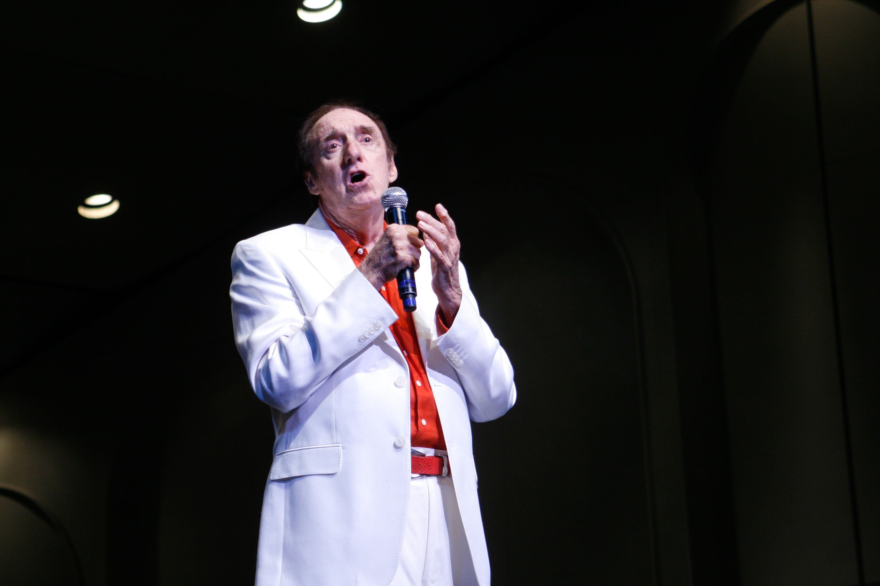 Jim Nabors sings ‘Silent Night’ during the Second Annual Na Mele o na Keiki, 'Music for the Children' at the Neal S. Blaisdell Center. | Source: Wikimedia Commons