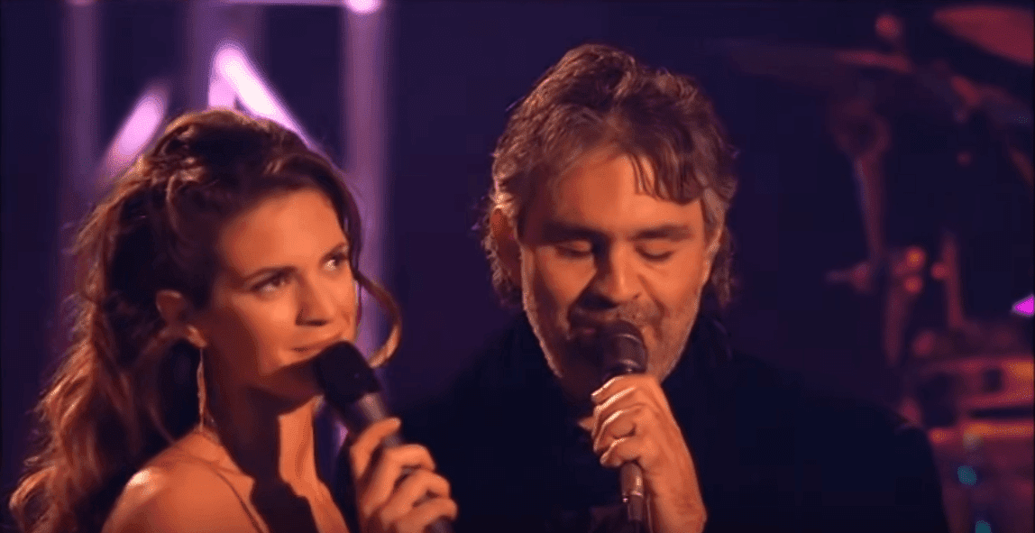 Andrea Bocelli et Veronica Berti en concert au Lake Las Vegas Resort en décembre 2005. | Photo: YouTube/Giulio Colapinto Andrea Bocelli et Veronica Berti en concert au Lake Las Vegas Resort en décembre 2005. | Photo: YouTube/Giulio Colapinto