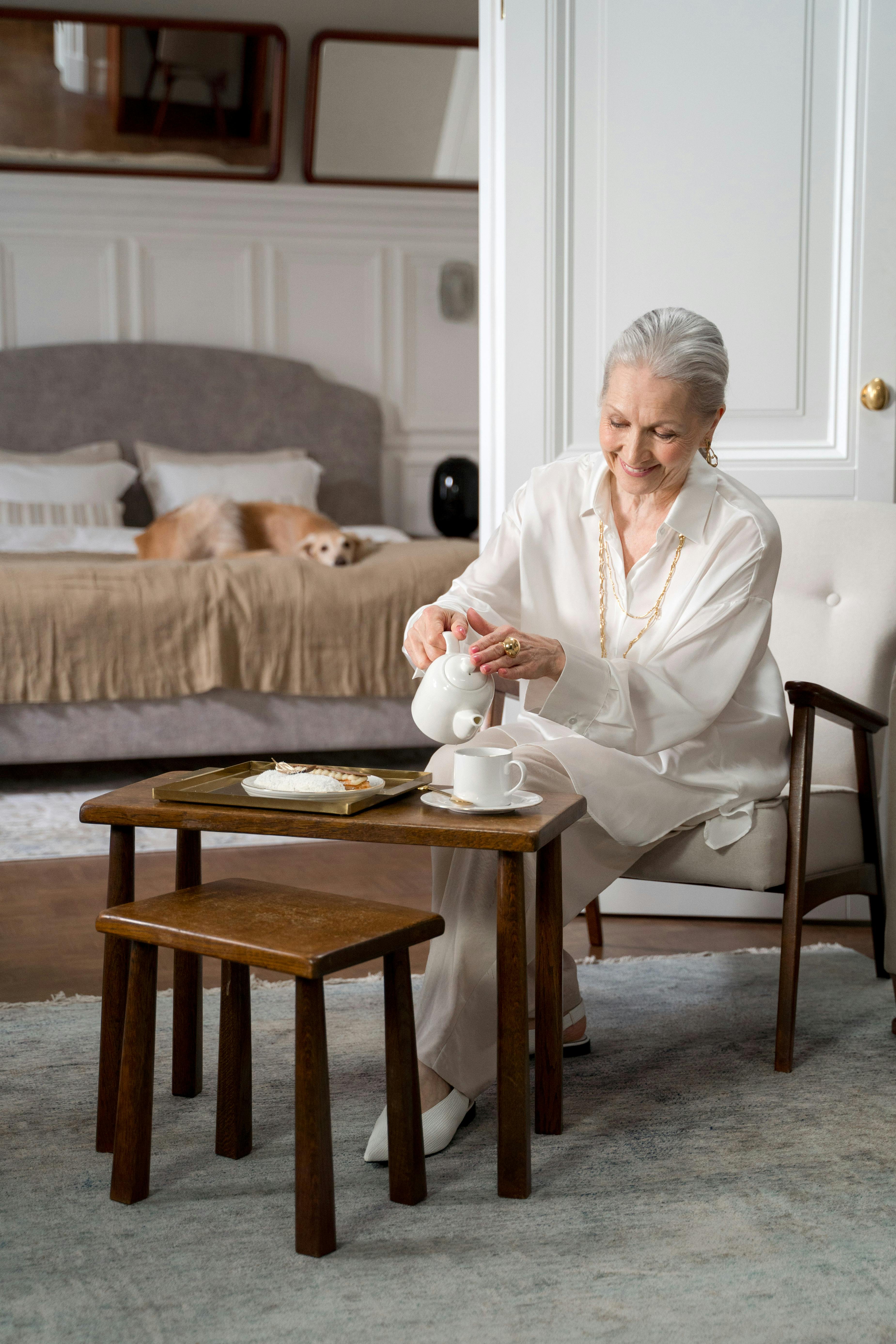 A happy woman pouring coffee | Source: Pexels