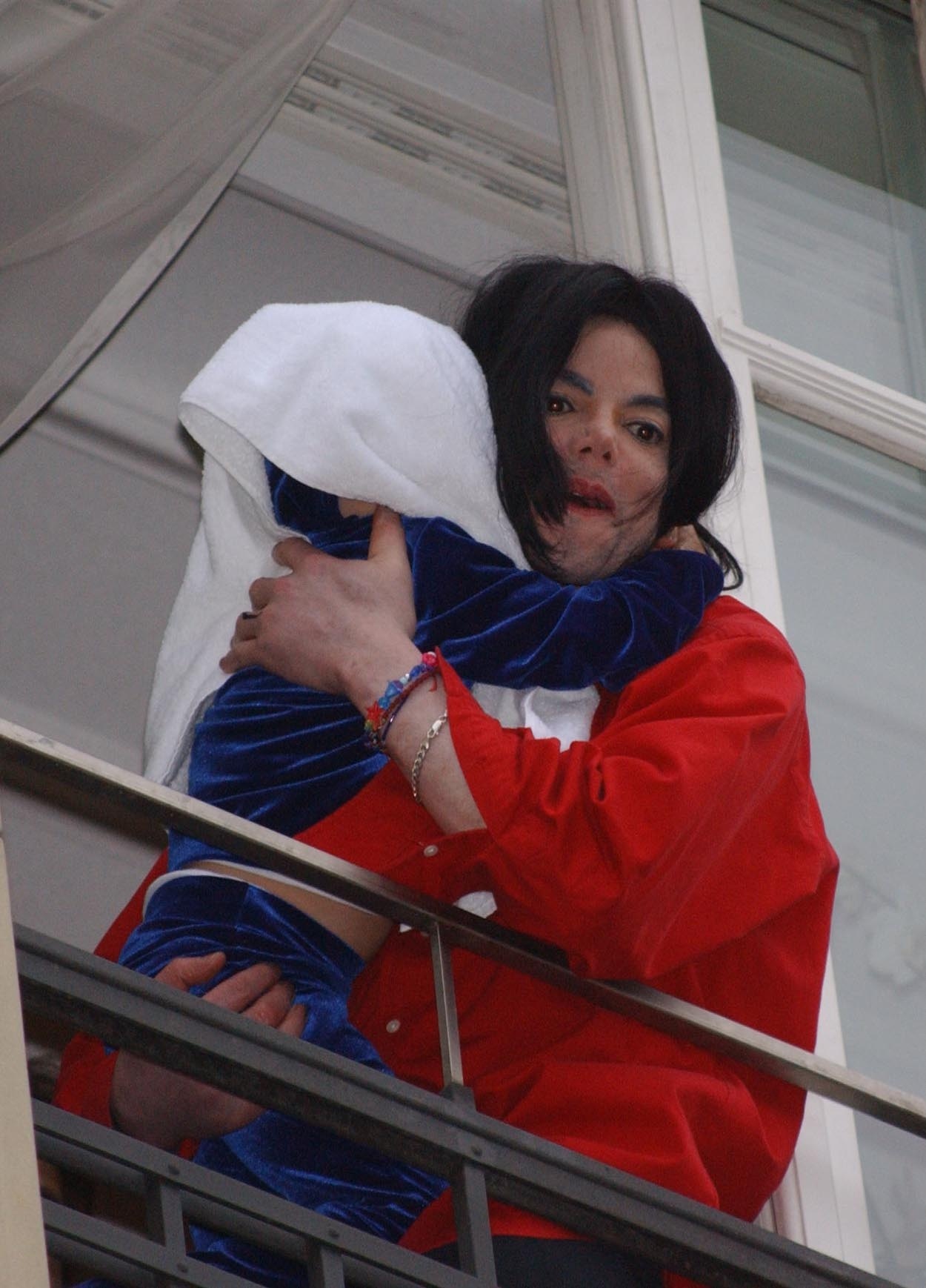 Michael Jackson holding Paris Jackson on the balcony of the Adlon Hotel in Berlin, Germany, on November 19, 2002 | Source: Getty Images
