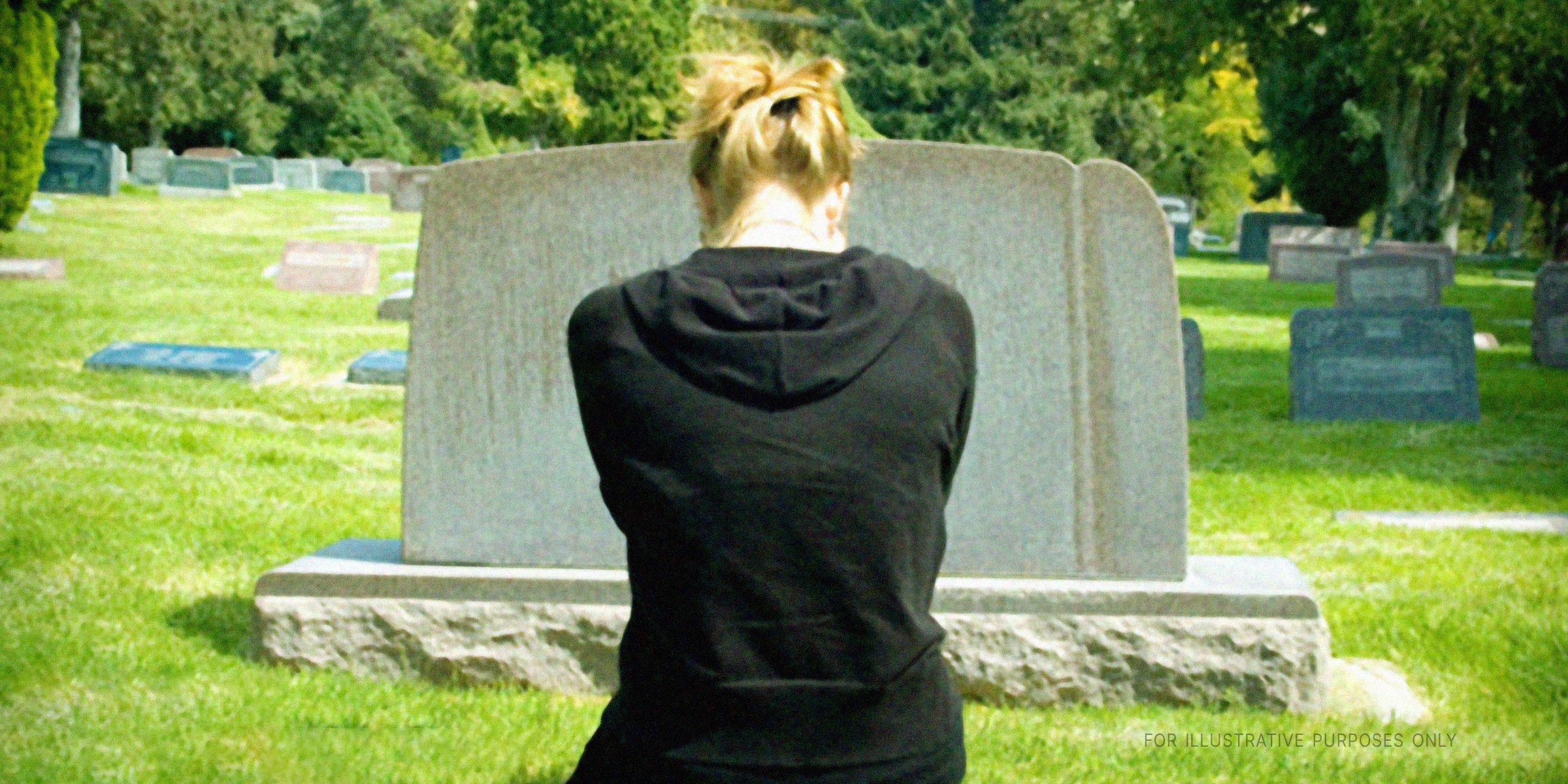 Teen Girl Visits Dad's Grave and Is in Tears. | Source: Getty Images