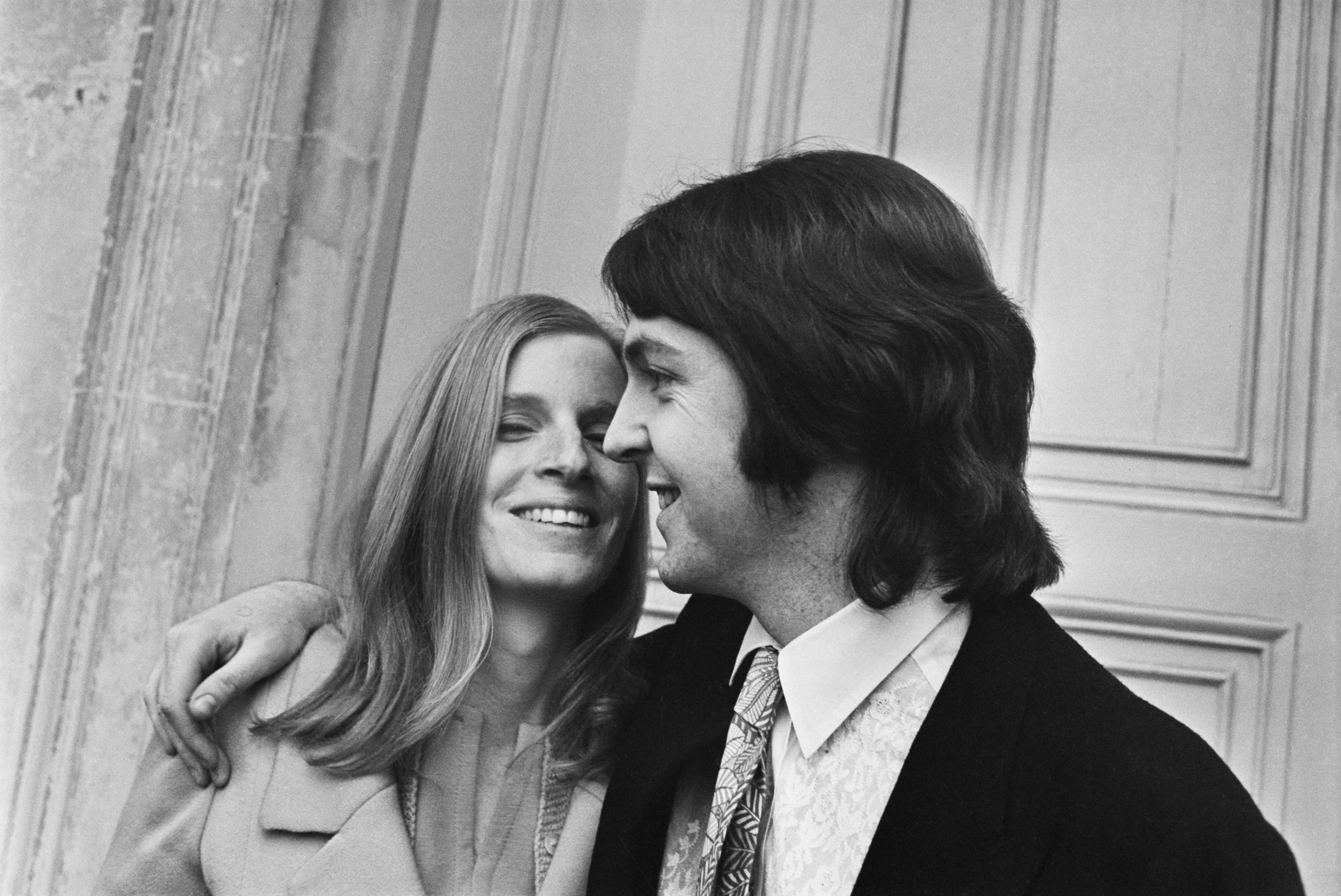 Paul McCartney épouse Linda Eastman au bureau d'enregistrement de Marylebone, à Londres, le 12 mars 1969. | Source : Getty Images