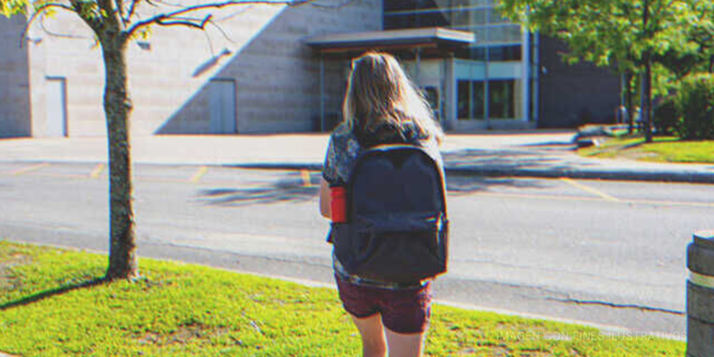 Adolescente caminando hacia la escuela. | Foto: Shutterstock
