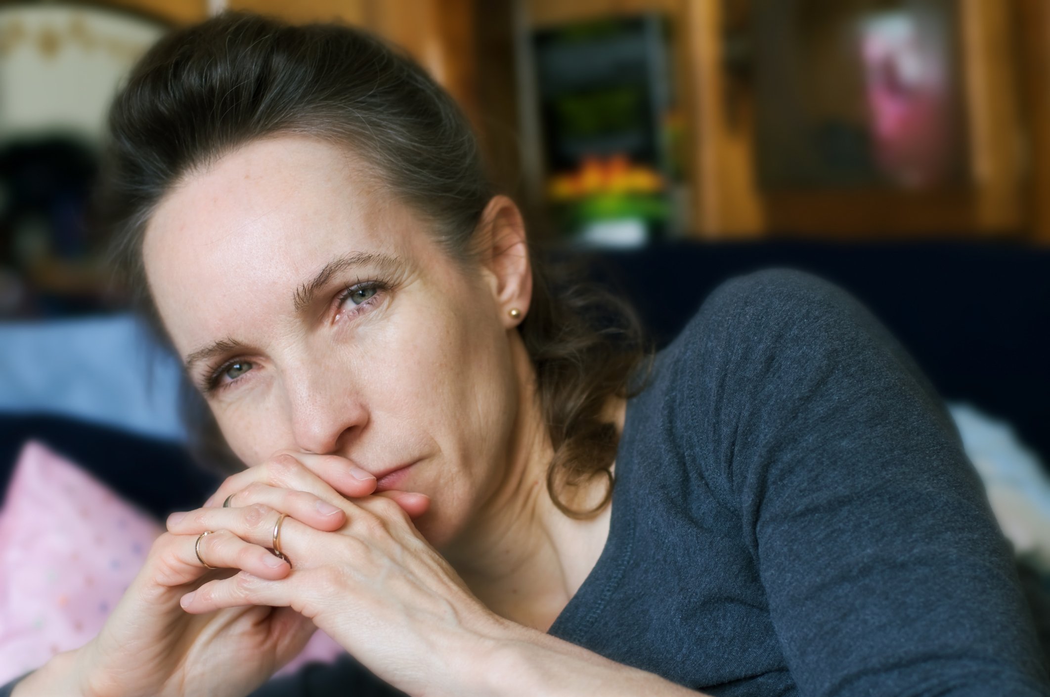 Mujer madura con expresión de tristeza en el rostro. │Foto: Getty Images