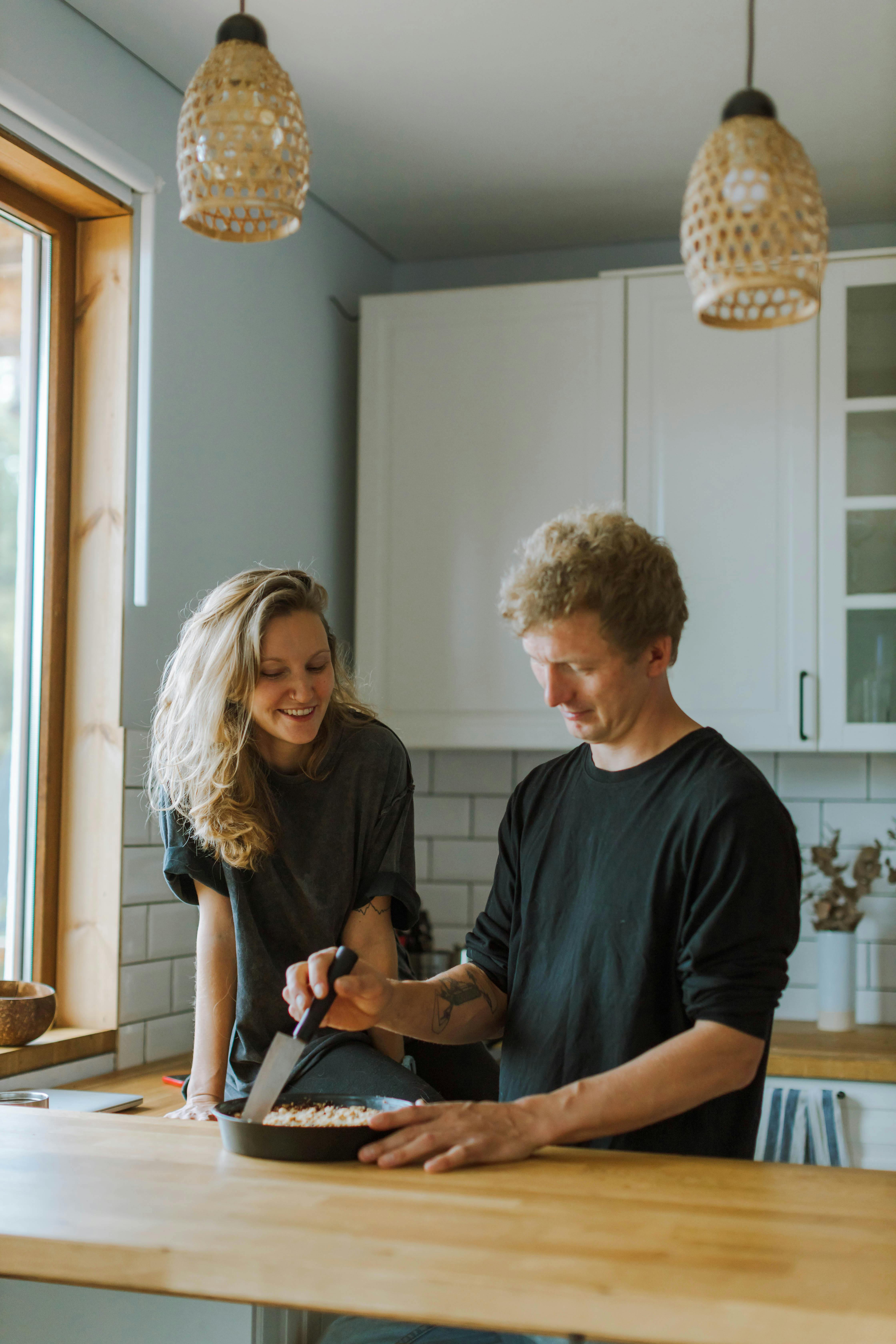 A man and woman cooking together in the kitchen | Source: Pexels