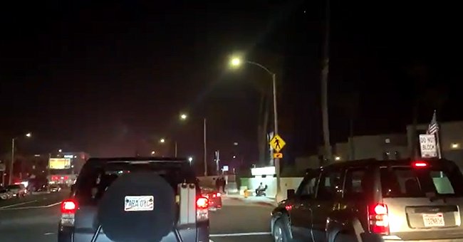 A photo of the road filled with cars at the Hunting Beach party, 2021, California. | Photo: Twitter.com/ACatWithNews  