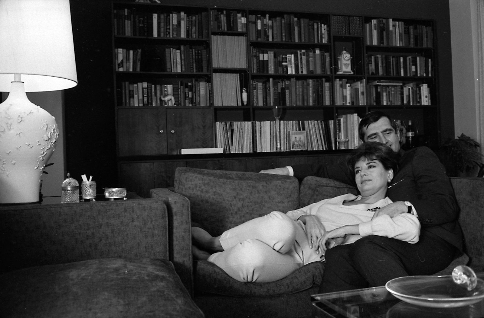 Barbara Walters and her husband, businessman, and theatre producer Lee Guber relax at home in New York, 1966 | Source: Getty Images