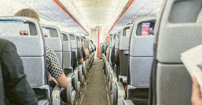 Pasajeros en el avión. | Foto: Shutterstock
