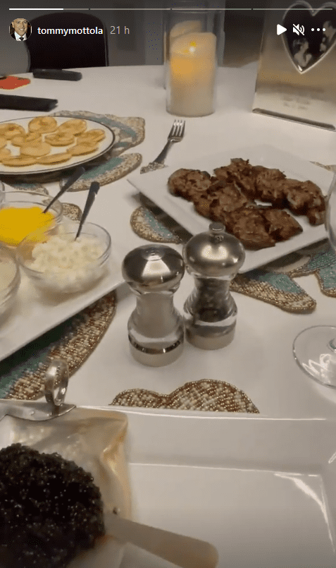 Tommy Mottola mostrando la cena de lujo que preparó para celebrar junto a Thalía sus veinte años de casados. | Foto: Historias de Instagram/tommymottola