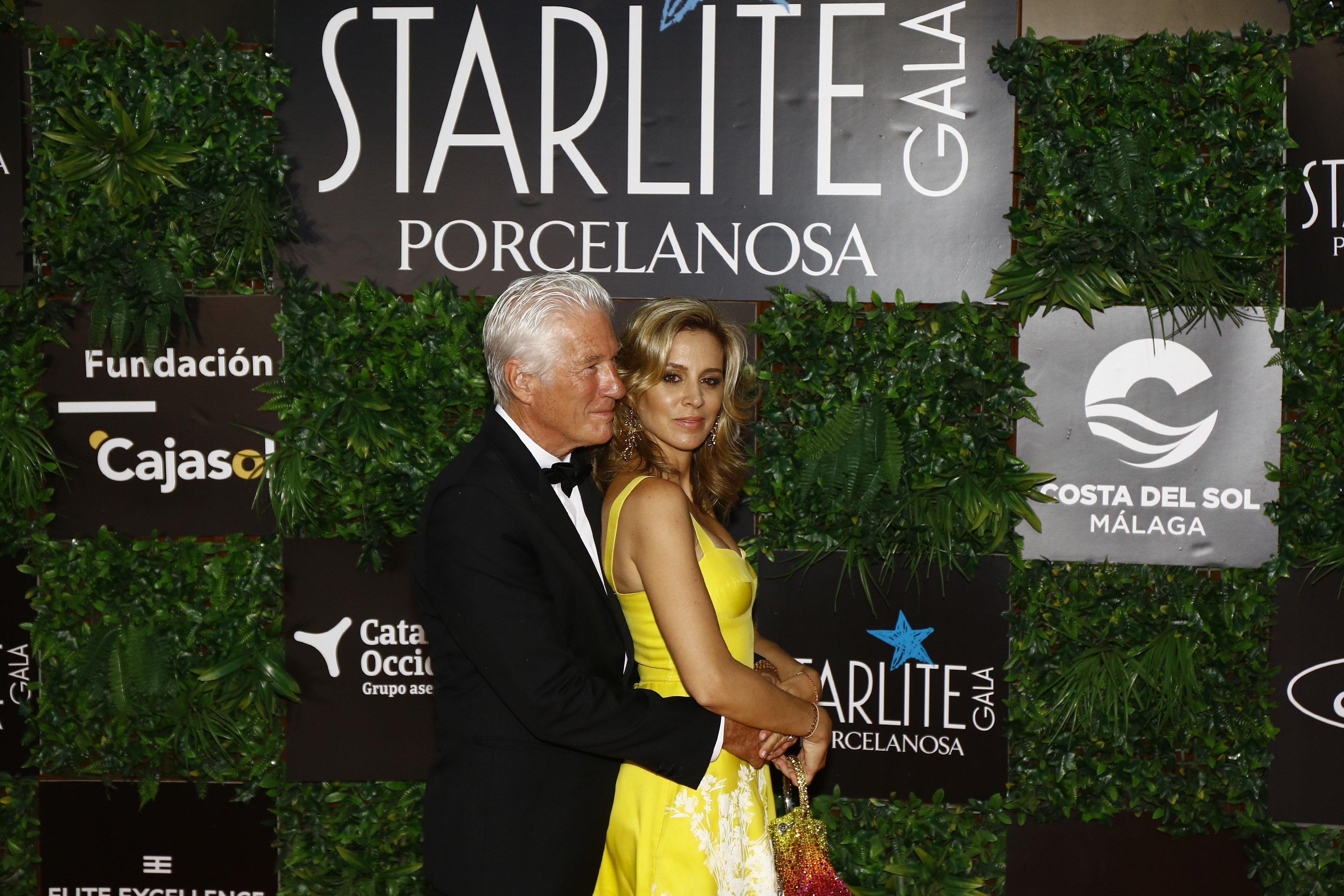 Richard Gere und Alejandra Silva besuchen die Starlite Porcelanosa Gala 2022 im La Cantera am 14. August 2022 in Marbella, Spanien. | Quelle: Getty Images