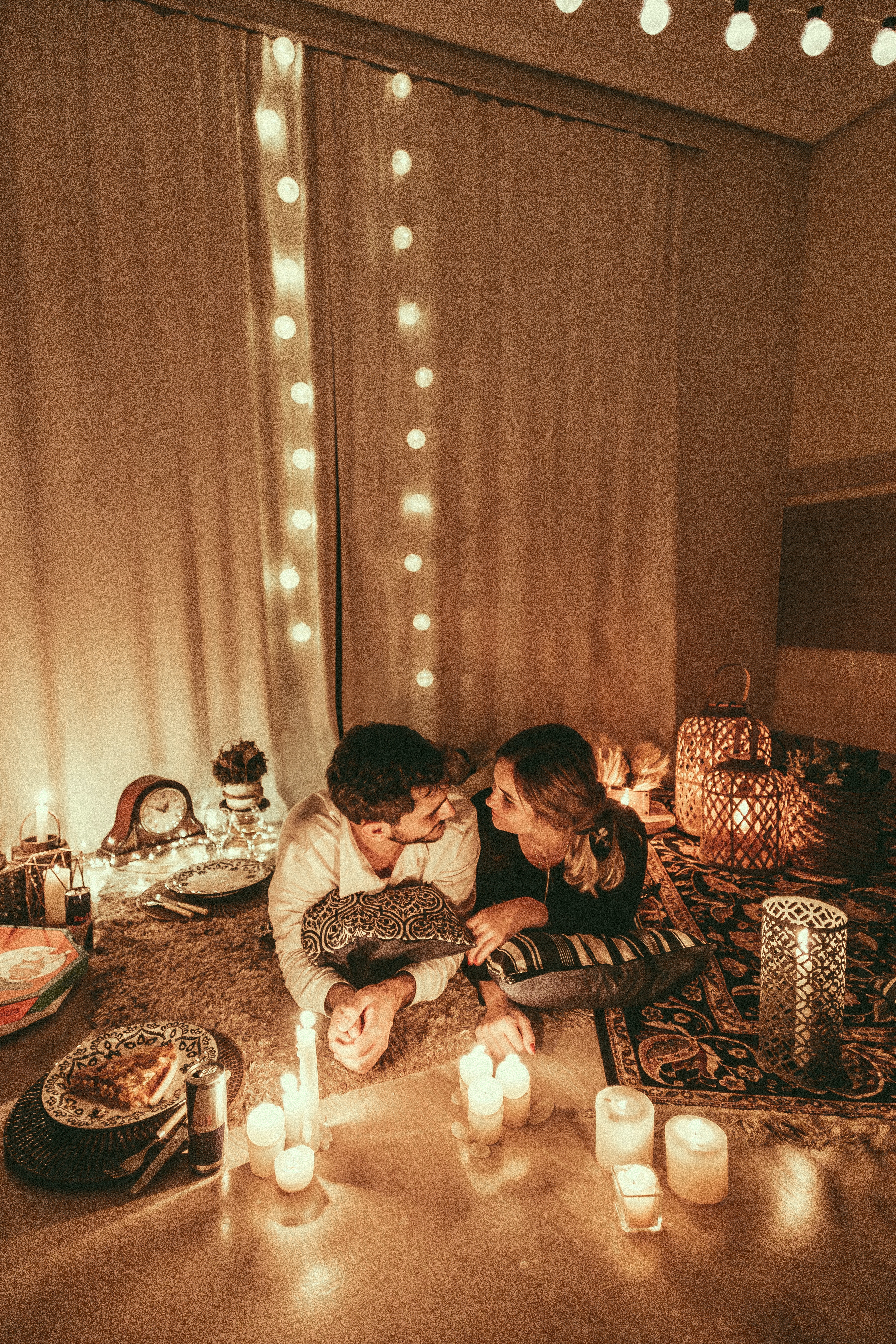 A couple having a candelight dinner. | Source: Pexels