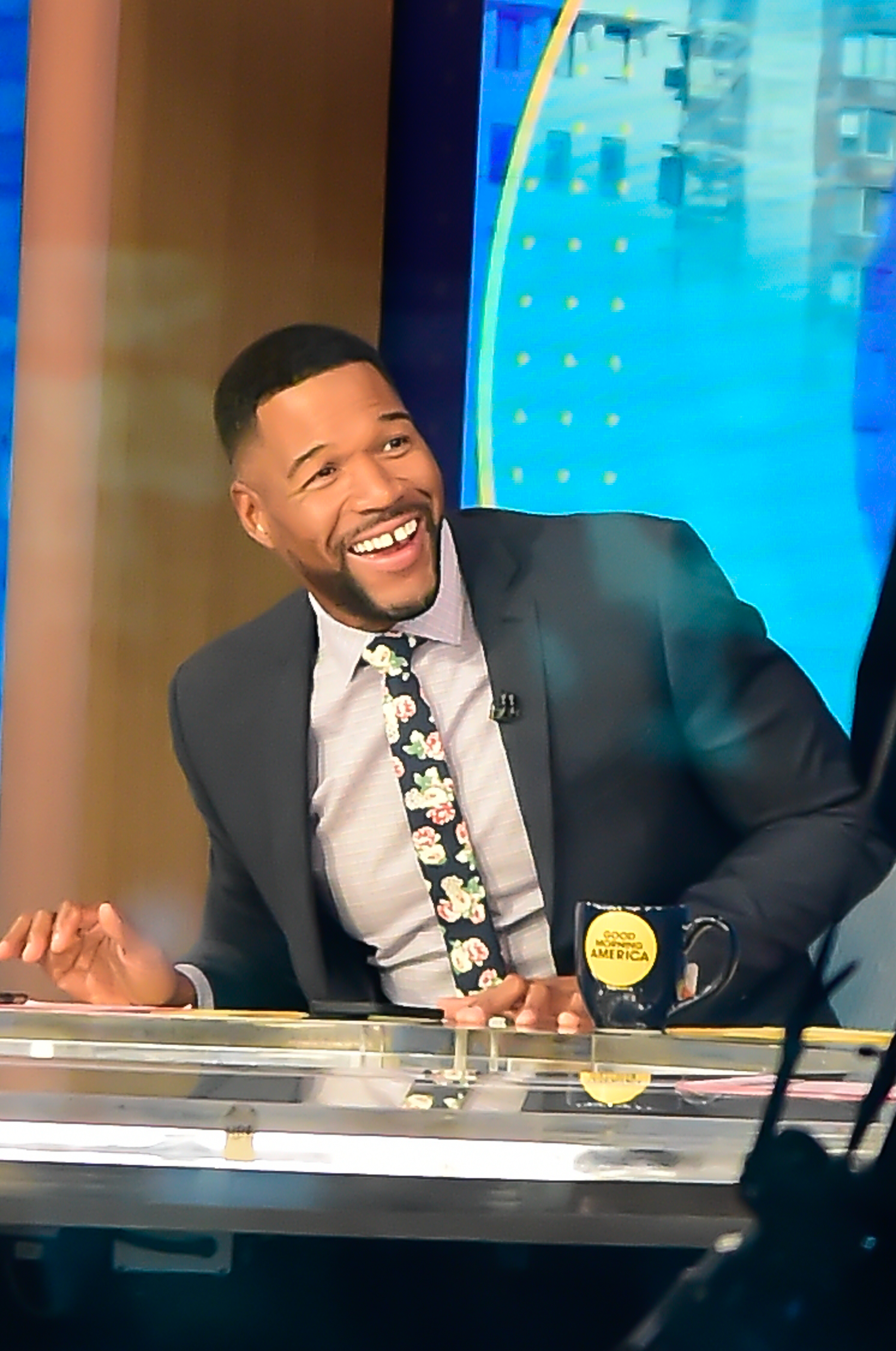 Michael Strahan on set of "GMA" on November 15, 2023 in New York City | Source: Getty Images