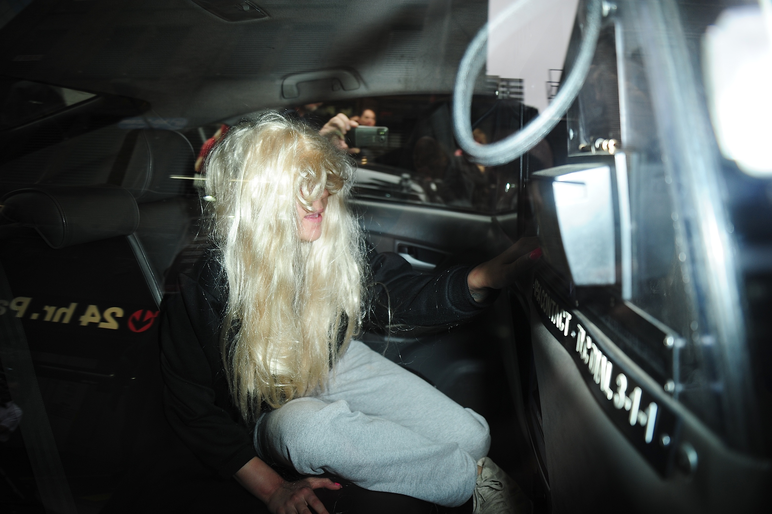 Amanda Bynes in a police car in New York on May 23, 2013. | Source: Getty Images