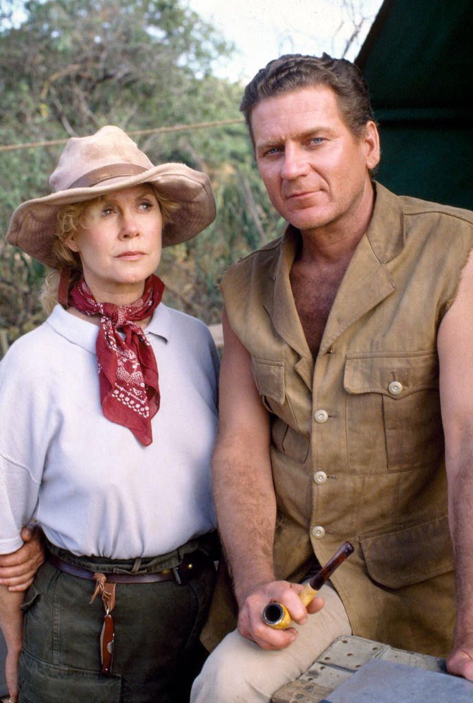 Actor Robert Foxworth (as Tobias Williams, miner) and Elizabeth Montgomery (as Dr. Diana Firestone, a paleontologist) on the set of the film "Face to Face" on December 1, 1988 | Photo: Getty Images