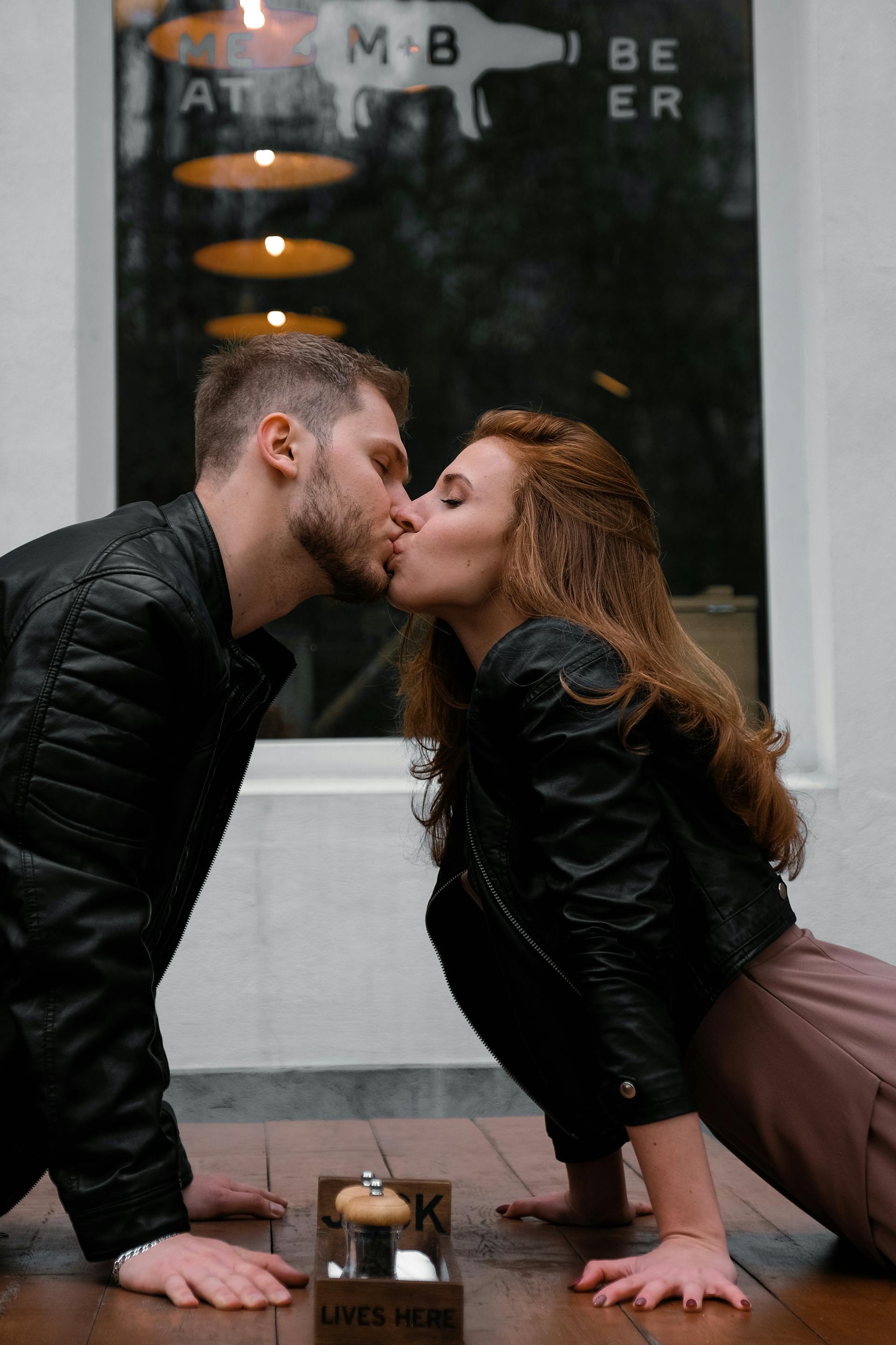 A man and woman kissing | Source: Pexels