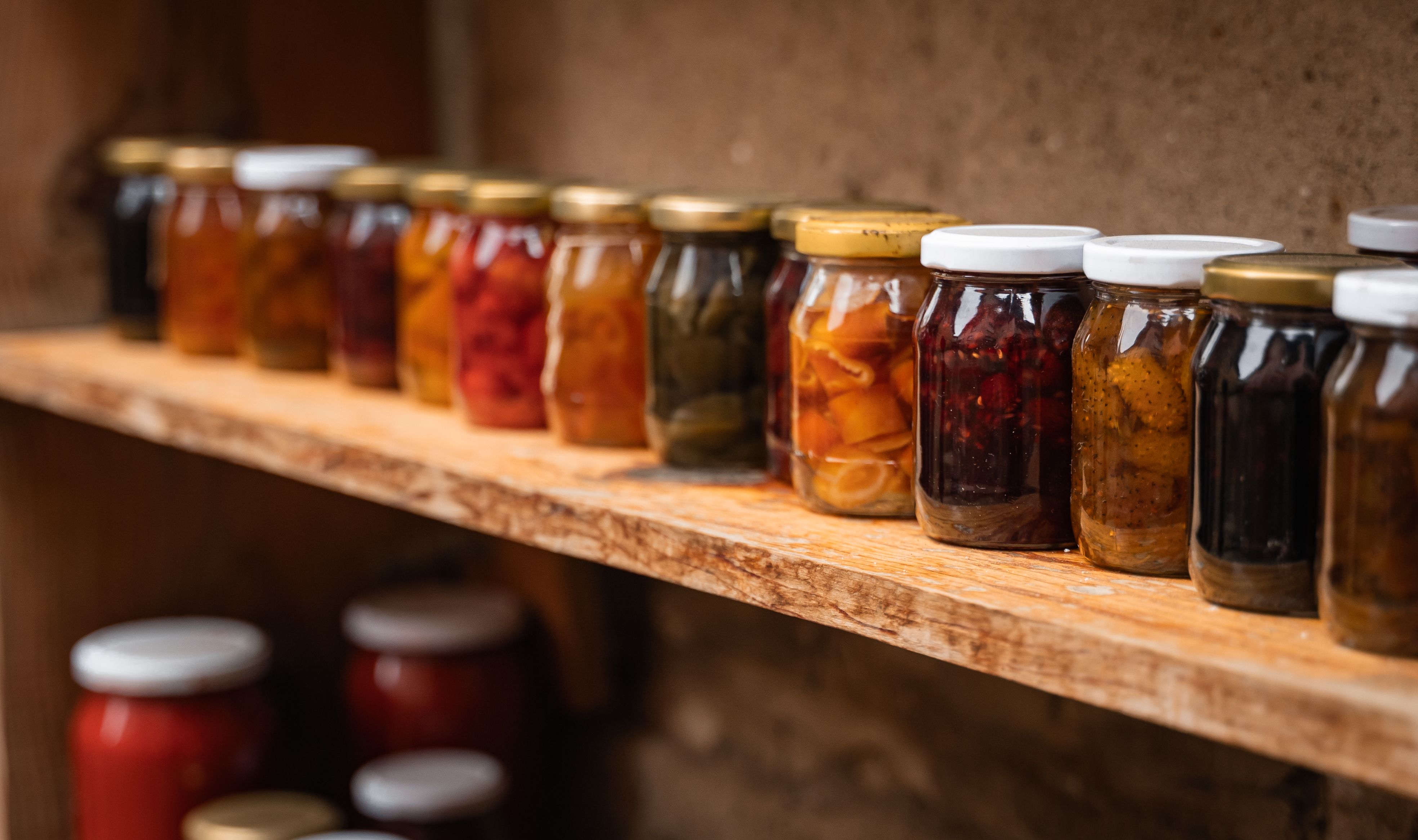 A row of canning jars | Source: Pexels