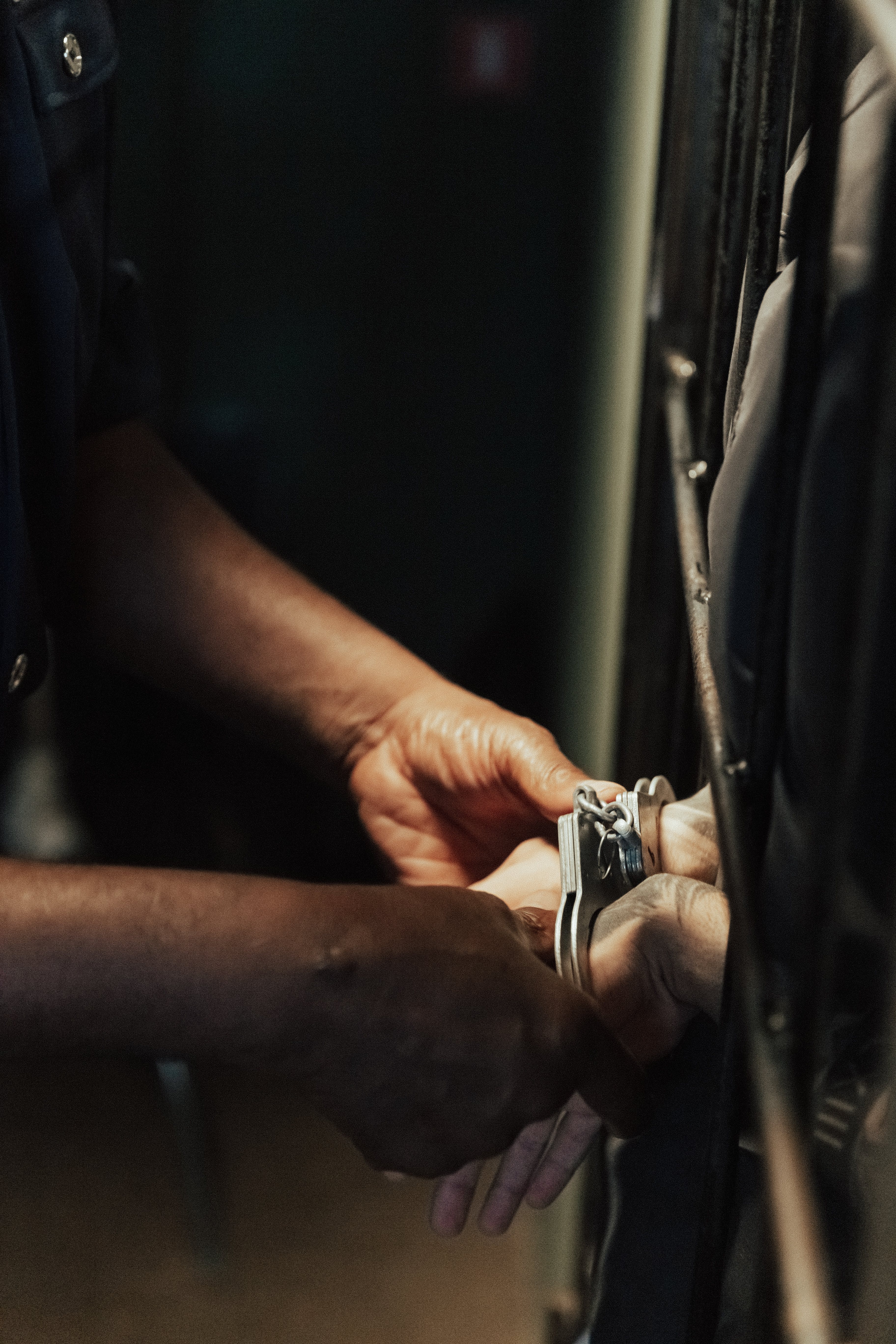 Handcuffs on hands of a prisoner. | Source: Pexels