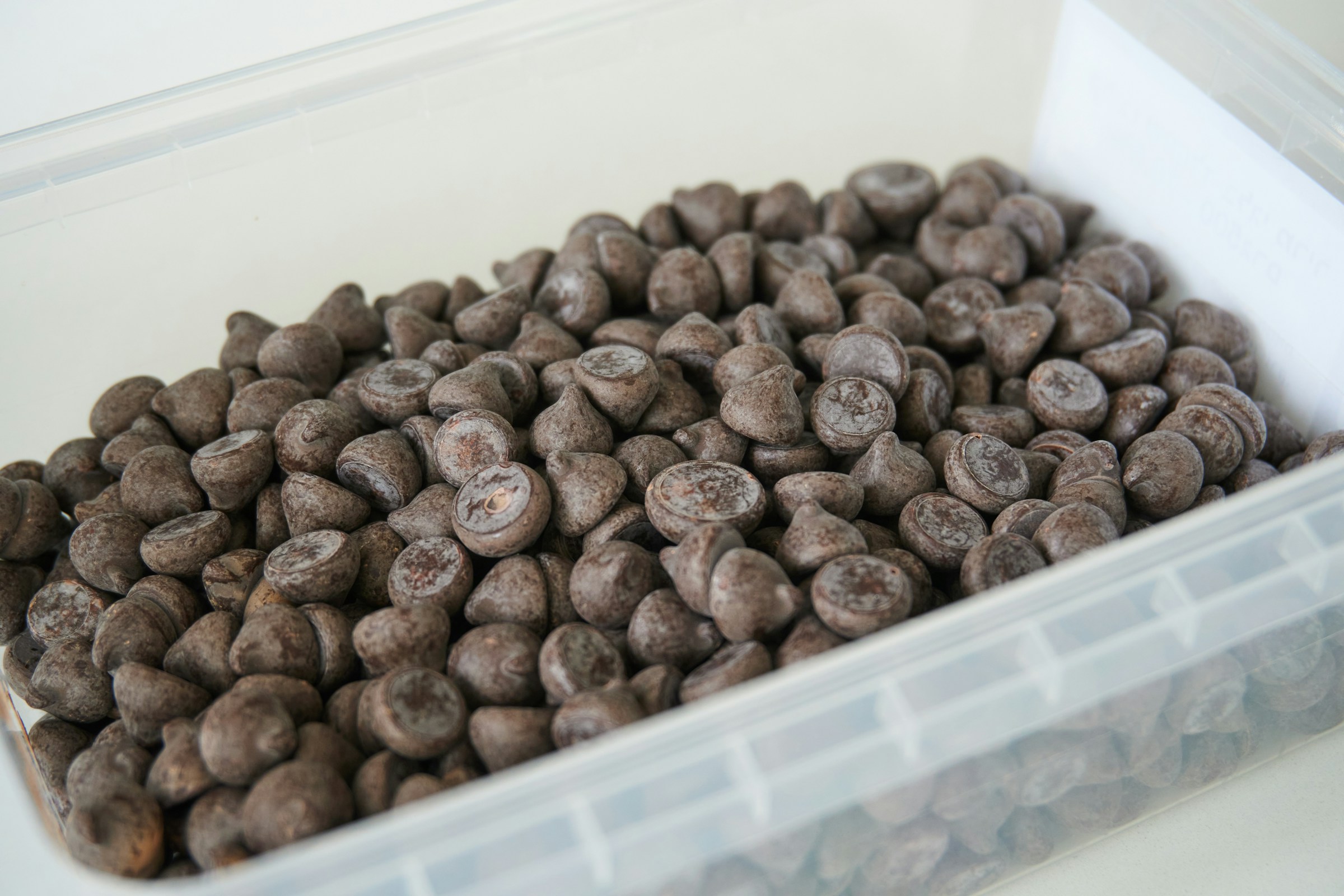 A container of chocolate chips | Source: Unsplash