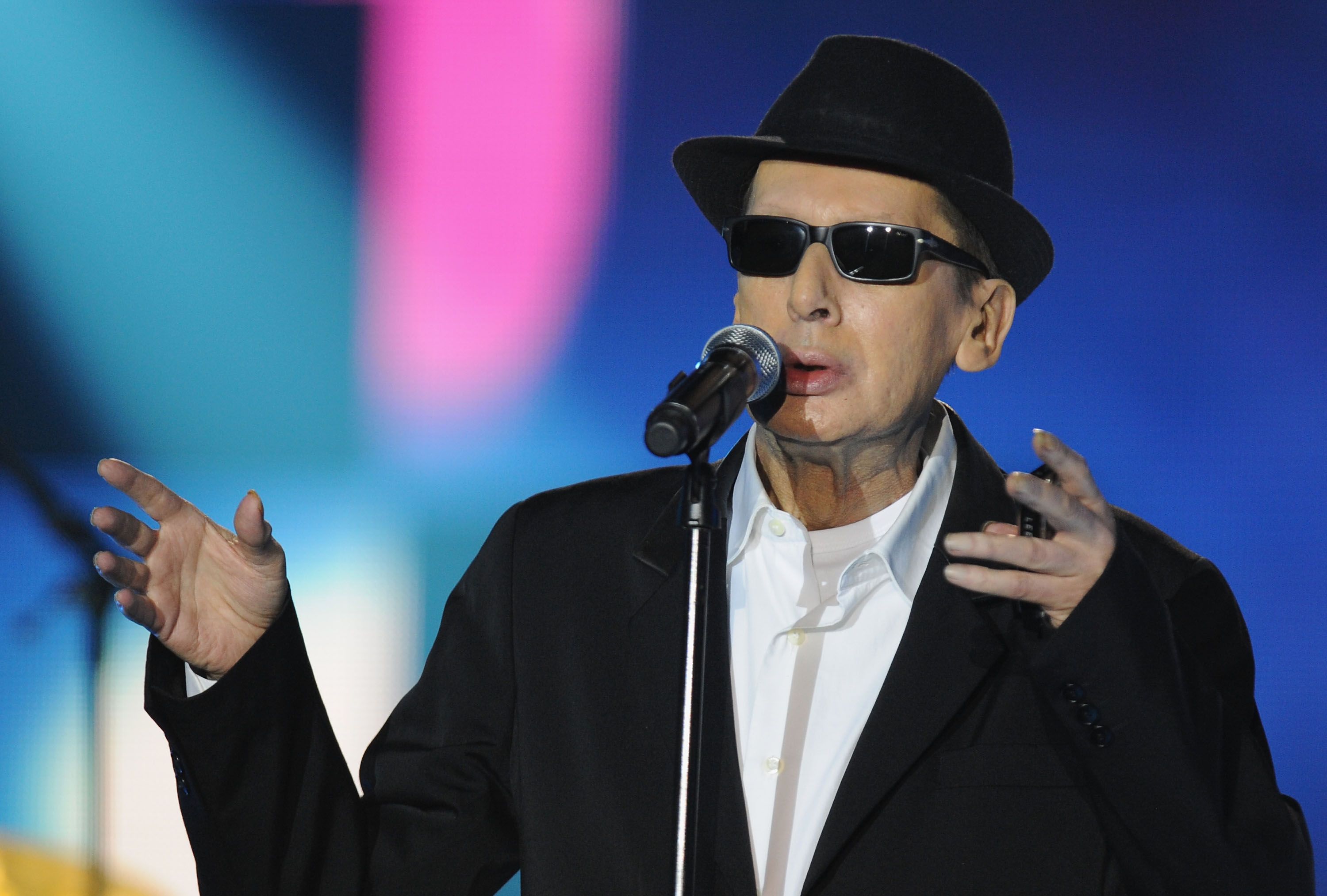 Alain Bashung se produit sur scène lors des Victoires de la Musique au Zénith le 28 février 2009 à Paris, France. | Photo : Getty Images